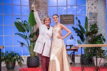 Rosa León con la modelo Blanca Padilla, que lleva el vestido que le dio la victoria en la segunda temporada de Maestros de la costura.