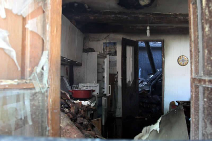 El interior de la casa incendiada, en el municipio de Canales.