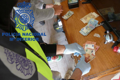 La policía requisa dinero en efectivo junto a diversos efectos hallados durante la actuación que ha tenido lugar en el marco de la operación "Maribel".