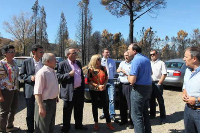 Isabel Carrasco charla en los terrenos calcinados con los alcaldes afectados por el incendio