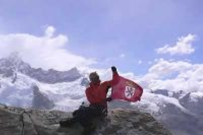 El escalador leonés Jesús Calleja continúa su lucha épica contra la montaña, haciendo real el dicho según el cual un hombre es tan grande como los sueños que se atreve a vivir.