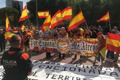 Una decena de ultras se concentraron a las puertas de Catalunya Ràdio para manifestarse contra la periodista Mònica Terribas.