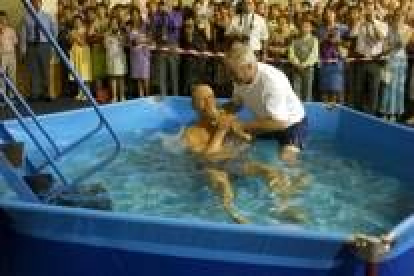 Ceremonia de bautismo de los Testigos de Jehová en el  Palacio Municipal de Deportes
