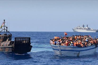 Rescate de 369 inmigrantes a la deriva en un bote de madera, en aguas al norte de Libia, a cargo de la nave británica HMS Bulwark, en mayo del 2015