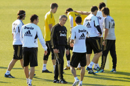 Jose Mourinho conversa con Ángel di María durante el entrenamiento del Real Madrid.