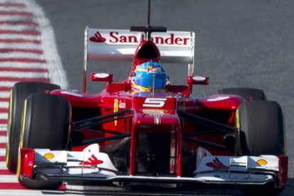Alonso rueda con su monoplaza en la segunda jornada de entrenamientos en el Circuito de Catalunya.