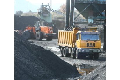 La imagen de archivo muestra el movimiento de carbón en una explotación de Uminsa en Fabero.