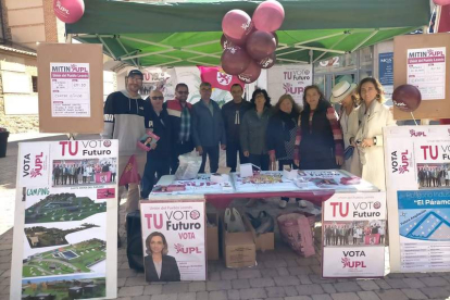 El grupo de la UPL, ayer en Santa María. DL