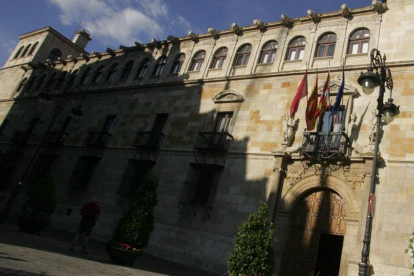 Imagen del exterior del Palacio de los Guzmanes, sede de la Diputación.