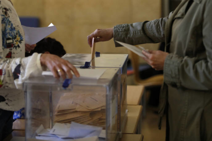 Imagen de una urna en las últimas elecciones. JESÚS F. SALVADORES