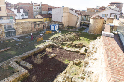 Trabajos en el solar posterior de la Casona de Puerta Castillo para poner en valor los restos romanos. FERNANDO OTERO PERANDONES