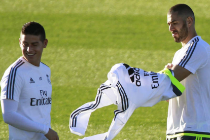 Karim Benzema, derecha, junto al centrocampista colombiano James Rodríguez.