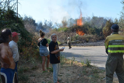 Varios vecinos de La Antigua contemplan las llamas. MEDINA