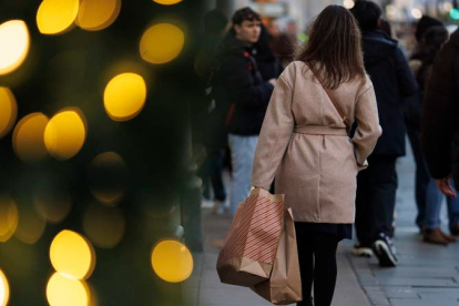El Ecova advierte de que las compras navideñas no resuelven el problema del comercio por la retracción del consumo. AKMEN