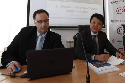 El consejero económico de la Embajada de Vietnam en España, derecha, ayer en León. JESÚS