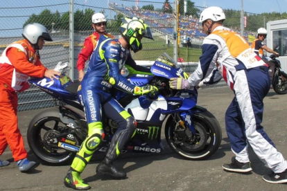 Valentino Rossi (Yamaha) ha llegado a perder hoy la cadena de su M1. /