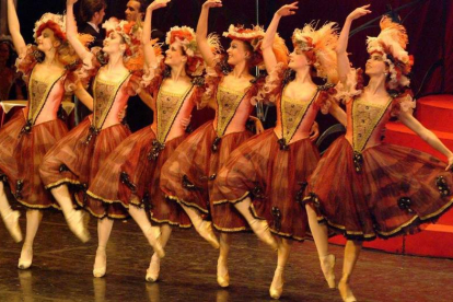2004: BALLET DE LA ÓPERA DE BRNO. La prestigiosa compañía checa puso en escena en León la opereta de Franz
Lehár ‘La viuda alegre’. GONZÁLEZ-PURAS