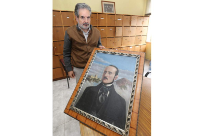 Domingo Carrasco muestra el retrato del escritor en la sala de profesores del Instituto Gil y Carrasco
