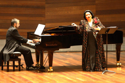 2008: MONTSERRAT CABALLÉ. La gran soprano catalana
ofrecio un gran recital en mayo de 2008. RAMIRO