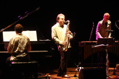 2010: TIM GARLAND. El famoso saxofonista británico desembarcó en el Auditorio con su
grupo de jazz. RAMIRO