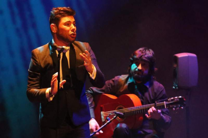 2014: MIGUEL POVEDA. El
cantaor trajo a León su espectáculo ‘Íntimo’, acompañado por
‘Chicuelo’ y Joan Albert Amargós. SECUNDINO PÉREZ