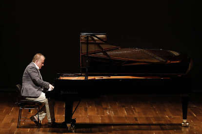 2021: JOSU
DE SOLAUN.
Es uno de los
mejores pianistas del mundo.
Presentó en el
Auditorio ‘Pandemicity’, disco
grabado en directo en León,
ciudad a la que
lleva vinculado
desde 2005. MARCIANO PÉREZ