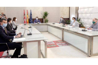 Reunión del Diálogo Social de Castilla y León, en la se presentó la nueva consejera de Empleo. DL