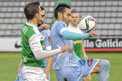 Roberto Puente controla el balón a pesar de la oposición de un jugador ferrolano.
