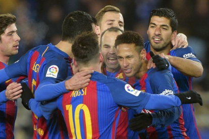 Los jugadores del Barça hicieron piña este lunes cenando para celebrar el cumpleaños de Luis Suárez.