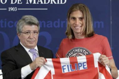 Filipe Luis con su camiseta junto a Enrique Cerezo.