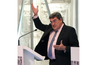 El ministro Escrivá en un acto sobre pensiones en Galicia. XOAN REY