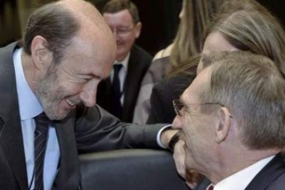 Rubalcaba conversa con el ministro húngaro Pinter.