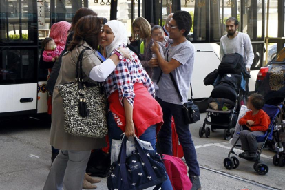 Llegan 49 refugiados a España, que ya acoge a 2.782 solicitantes de asilo Un grupo de refugiados a su llegada al aeropuerto de Adolfo Suárez Madrid-Barajas.