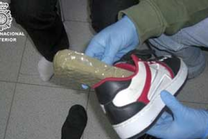 La Policía Nacional ha desarticulado una organización que introducía cocaína en zapatillas.