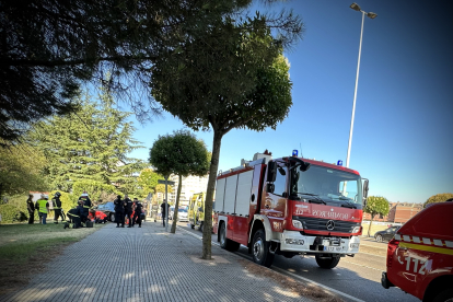 Un hombre ha resultado herido en un accidente de tráfico y ha quedado atrapado en el turismo. LUIS CANAL