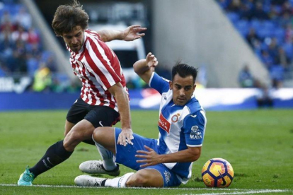 José Manuel Jurado lucha desde el suelo con Yeray Álvarez.