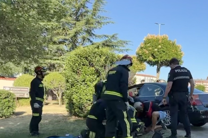 Un hombre ha resultado herido en un accidente de tráfico y ha quedado atrapado en el turismo. LUIS CANAL