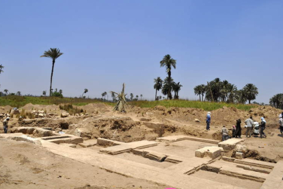 Vista del templo localizado en las excavaciones en Berri Suef y, a la derecha, detalle del rey Ptolomeo II grabado en uno de los muros.