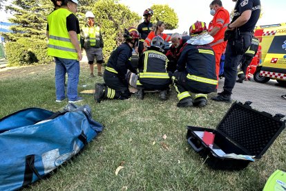 Un hombre ha resultado herido en un accidente de tráfico y ha quedado atrapado en el turismo. LUIS CANAL