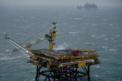 Plataformas petrolíferas en el Mar de Irlanda. EFE