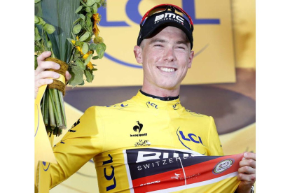 El ciclista australiano Dennis se llevó la crono con la que se inició el Tour y ya luce el amarillo.
