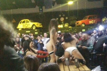 Imagen donde se pueden ver dos de las mujeres que participaron el sábado en el espectáculo de alto voltaje sexual en The Bot de Mataró.