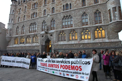 Un momento de la concentración celebrada ayer en la plaza de Botines.