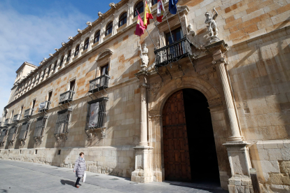 Fachada del Palacio de los Guzmanes, sede de la Diputación Provincial. RAMIRO