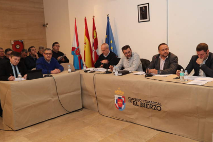 El Pleno del Consejo Comarcal del Bierzo se celebró en la sala Río Selmo de Ponferrada. L. DE LA MATA