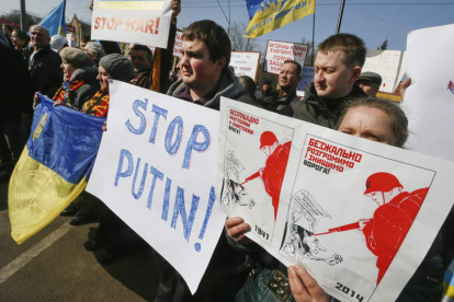 Varios ucranianos protestan cerca de la Embajada de Rusia en Kiev.