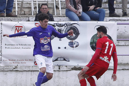 Adrián Rojo materializó el segundo gol de los bañezanos frente al filial numantino. RAMIRO