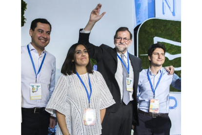 De izquierda a derecha, el líder del PP andaluz, Juanma Moreno; la hasta ahora líder de Nuevas Generaciones, Beatriz Jurado; Mariano Rajoy y Diego Gago, que estará ahora al frente de la organización.