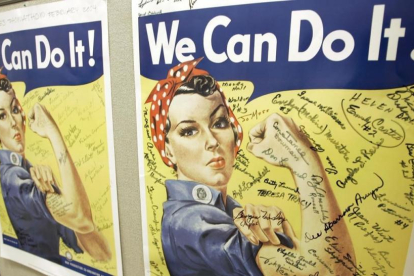 Poster firmado de las antiguas Rosies en las oficinas del Rosie the Riveter World War II Home Front National Historic Park, en Richmond, California.