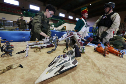 Naves de la Guerra de las Galaxias junto a soldados actuales y de la Guerra de la Independencia, ayer en el pabellón de Cubillos.